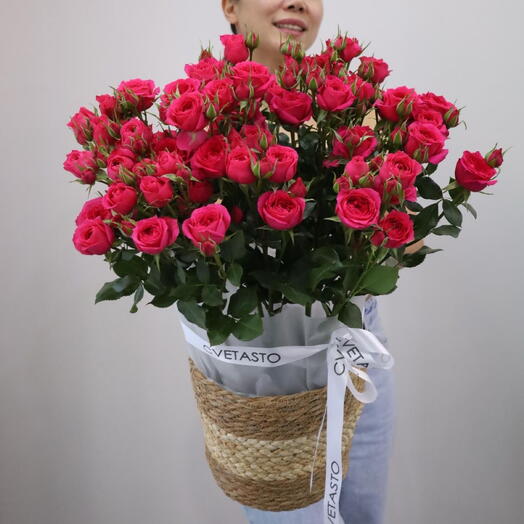 Корзина с высокой кустовой розой