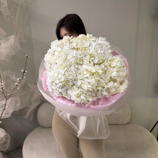 Моно букет из белых гортензий