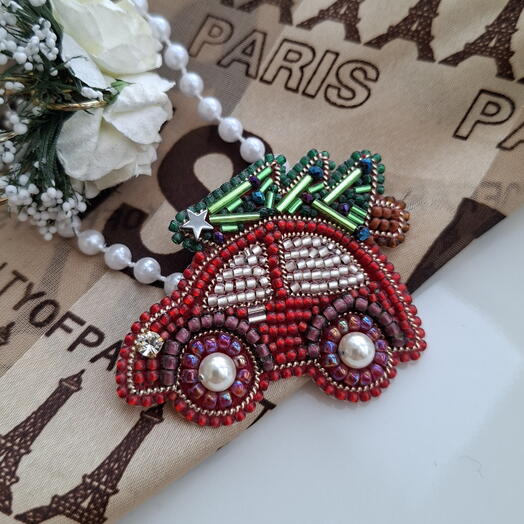 Брошь Новогодняя машинка