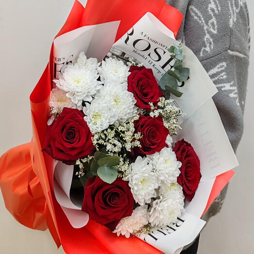 Букет Огонь в феврале , из белой кустовой хризантемы, красных роз с крупным бутоном, лимониумом и эвкалиптом