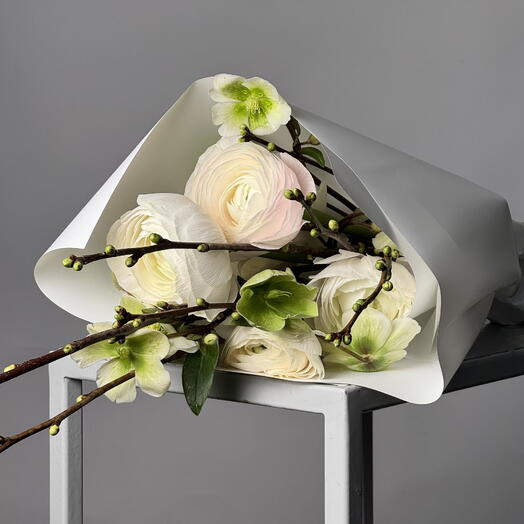 Весенний букет «Растим». Ранункулюс, хелеборус, цветущие ветви