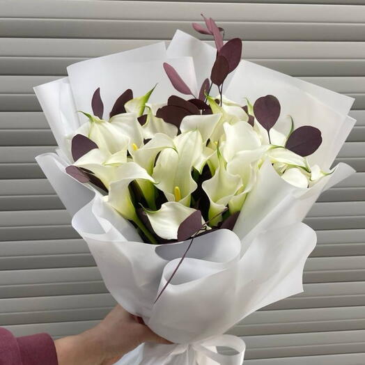 29 калла с эвкалиптом