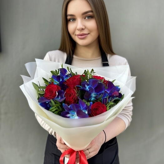 Букет красных роз с дендробиумом