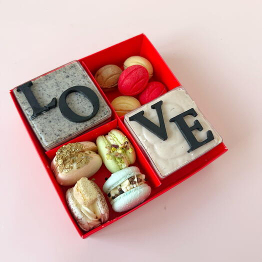 Подарочный набор с кейк боксами и макаронс