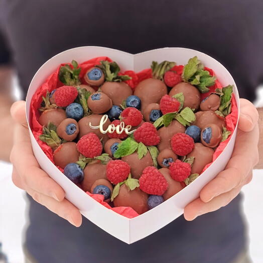 Клубника в шоколаде love в сердце, малина, клубника, голубика