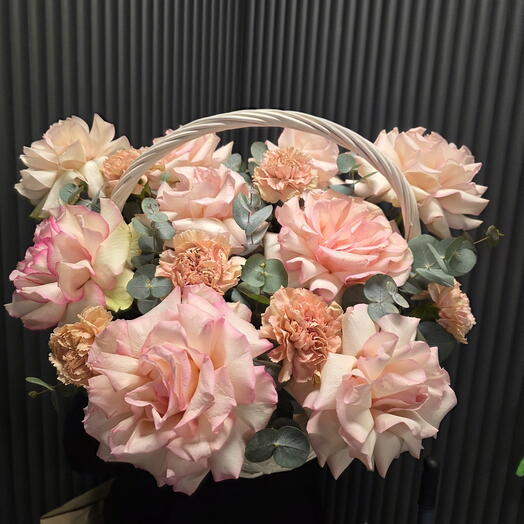 Корзина с нежными французскими розами