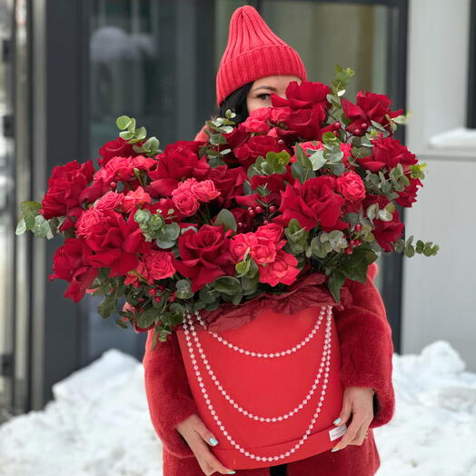 Роскошная композиция из красных роз с эвкалиптом