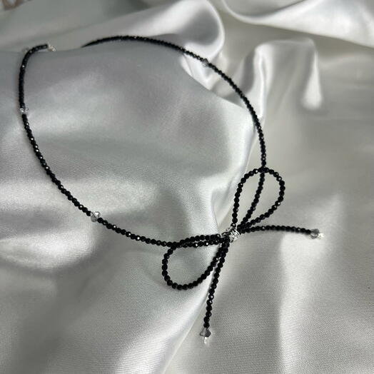 Колье из черной шпинели