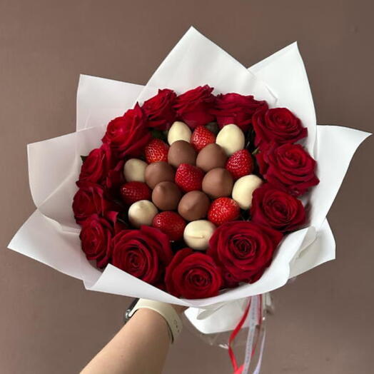 Букет с 13 красными розами и 19 клубниками «Валентинка»