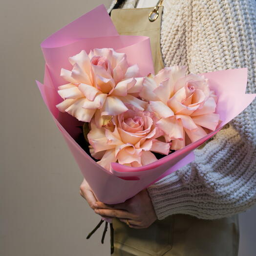 Букет-комплимент из трёх бело розовых французских роз 🌸