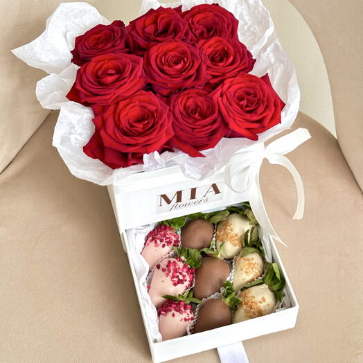 Chocolate-covered strawberries with Flowers Love Box