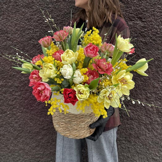 Весеннее кашпо с тюльпанами и мимозой