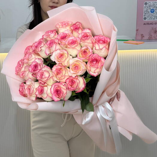 Delicate mono bouquet of roses🌸