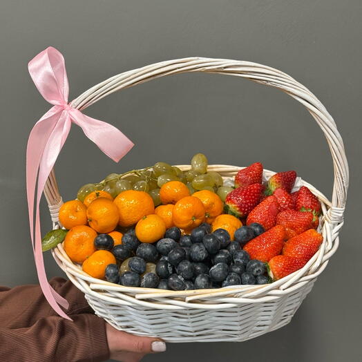 Корзина с фруктами и ягодами