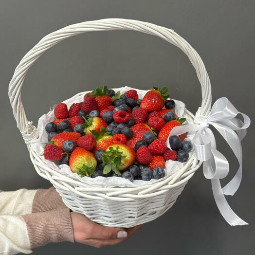 Корзина  с фруктами  и ягодами