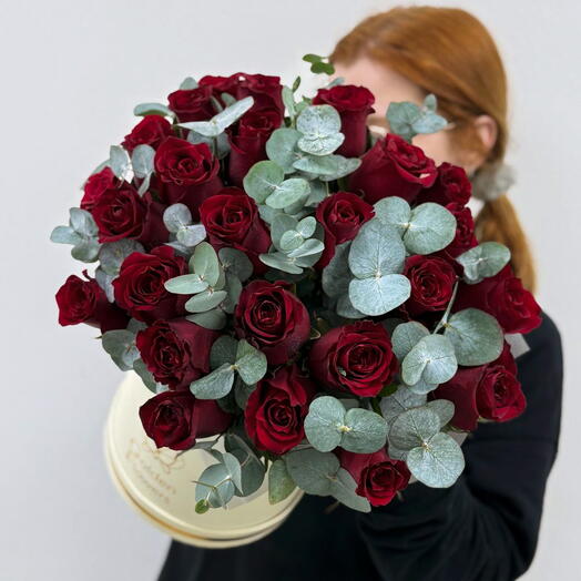 Коробка из 25 бордовых роз с эвкалиптом