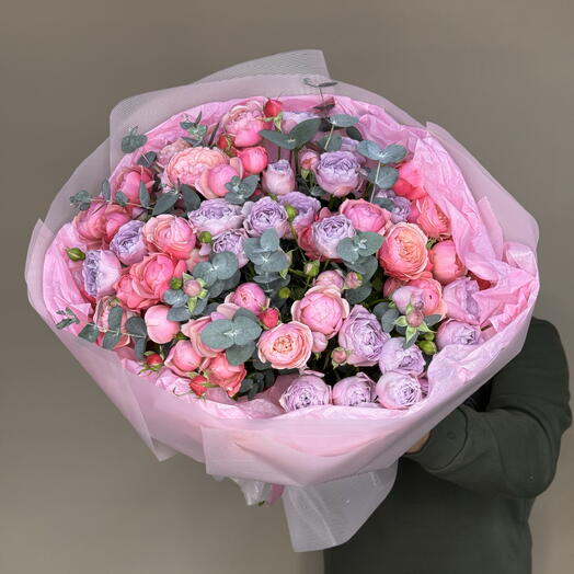 Букет из 15 кустовых роз с эвкалиптом💕