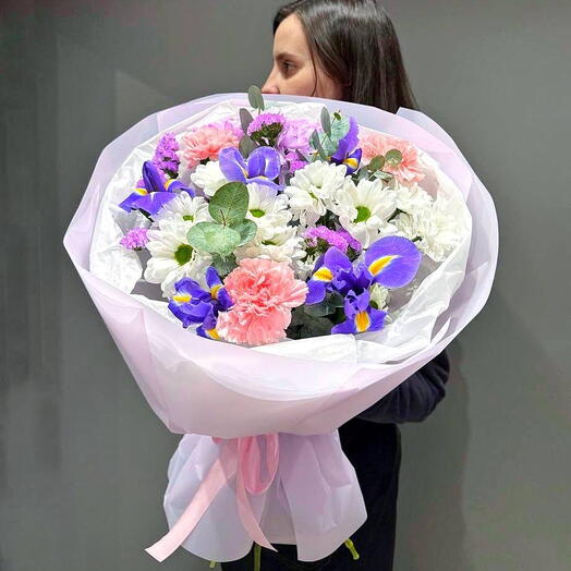 Букет из ирисов и хризантемы