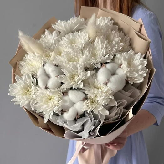 Букет из кустовых хризантем, хлопка и лагуруса