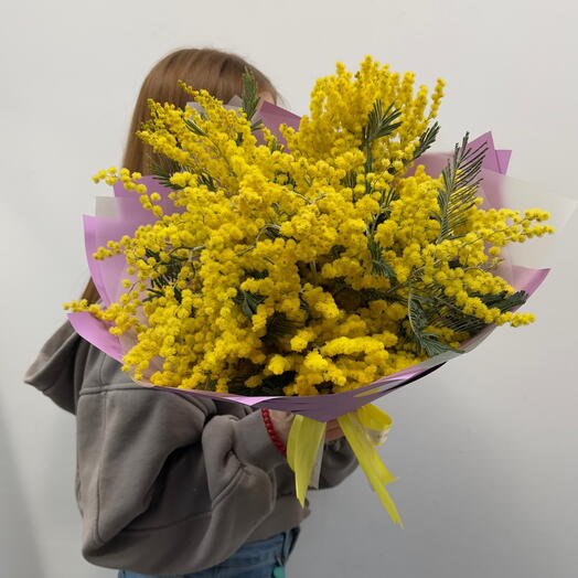 Букет мимозы - весна в городе