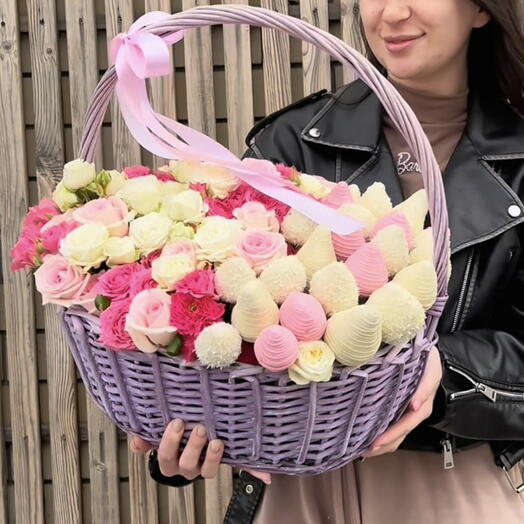 Basket with flowers and chocolate-covered strawberries XL