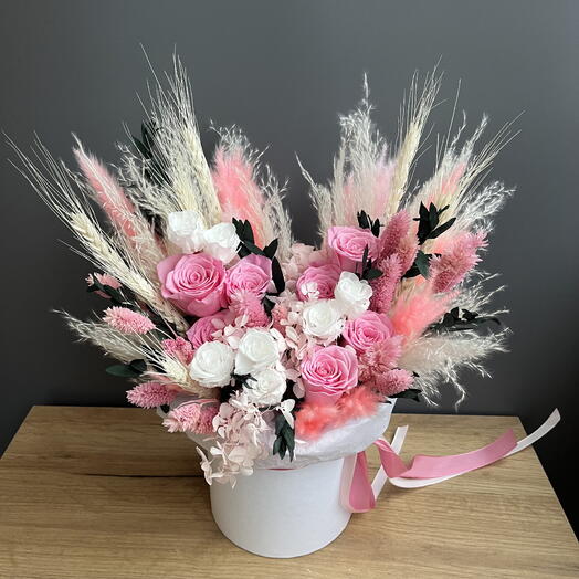 Композиция с стабилизированными розами , гортензией , эвкалиптом и сухоцветами