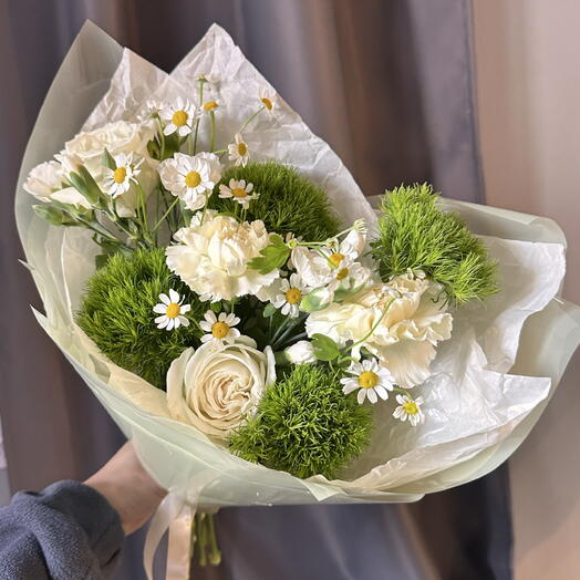Букет зеленые грезы с ромашками и диантусами