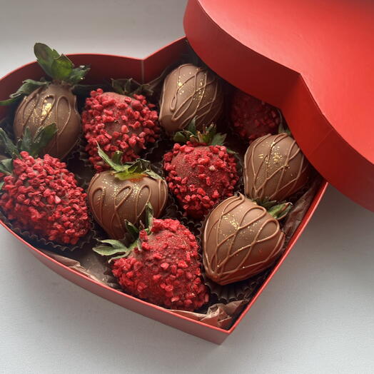 Клубника в шоколаде в коробке сердце черное