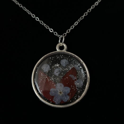 Кулон с лепестками незабудки