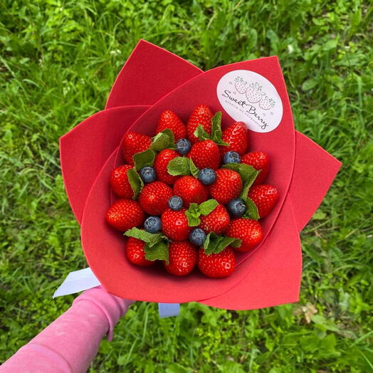 Букет из свежей клубники ягодное лето