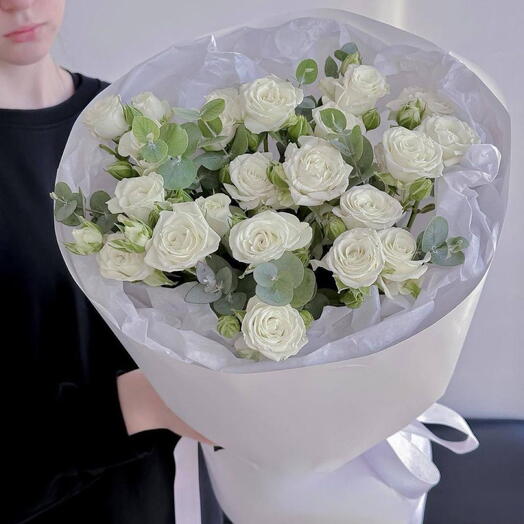 Букет из белых кустовых роз