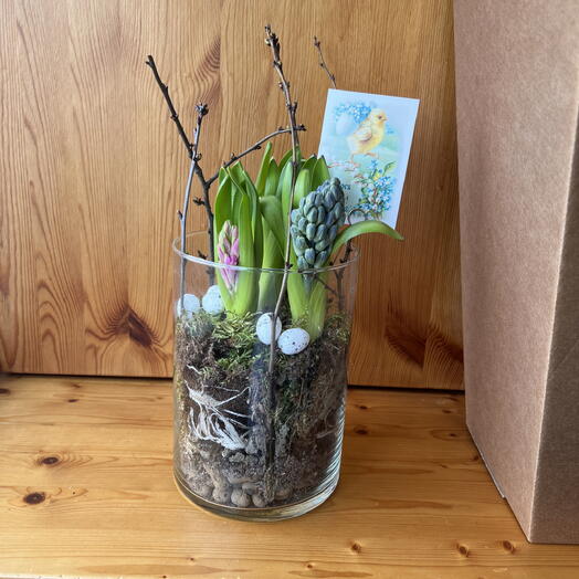 Композиция весенняя в стеклянной вазе