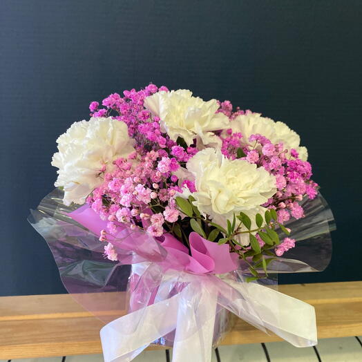 Цветы в коробке с гипсофилой и диантусами