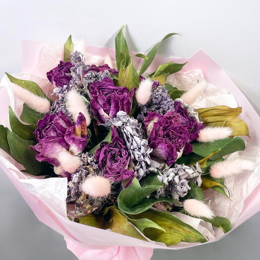Bouquet of dried roses and hydrangeas
