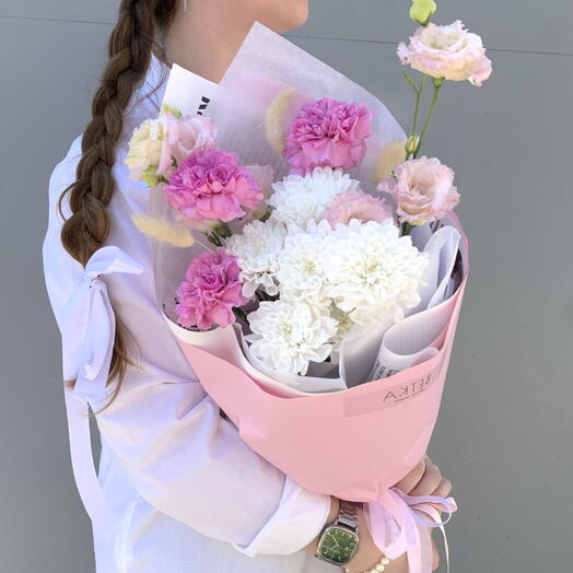 Милый букет-комплимент с эустомой☺️🌸
