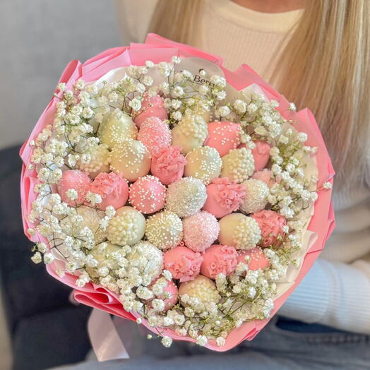 Нежный букет из клубники в шоколаде с цветами 🍓 — романтический подарок