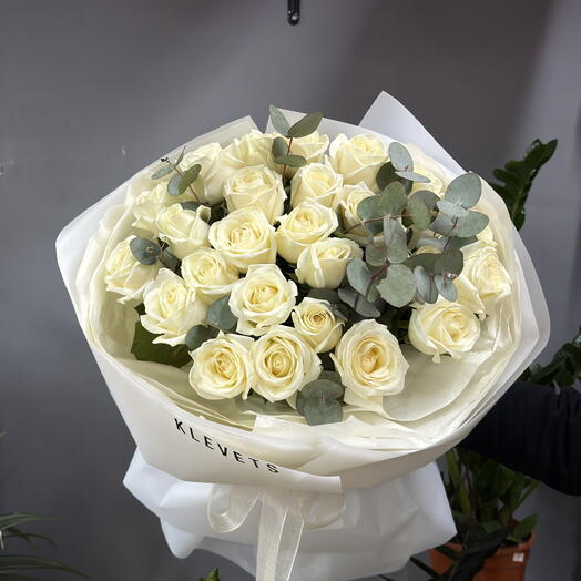 Букет из 29 белых роз с эвкалиптом