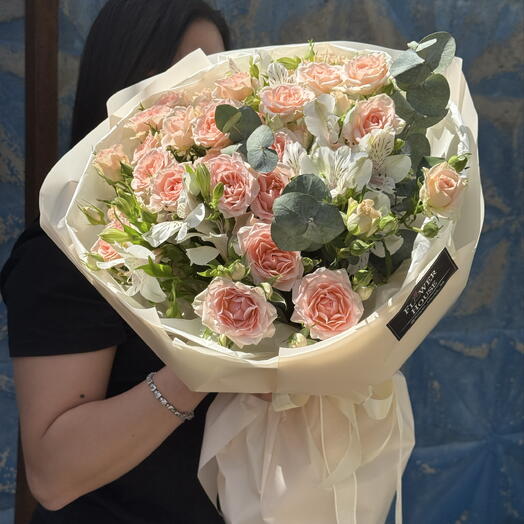 Кустовые розы и альстромерия