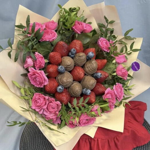 Букет из клубники и цветы