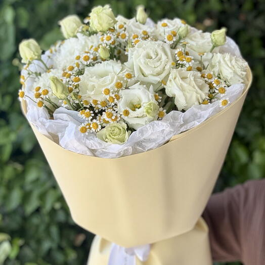 Букет летний из кружевной эустомы и маленькой нежной ромашки💛