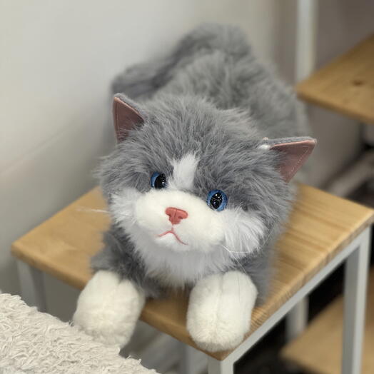 Игрушка лежачий серый котик
