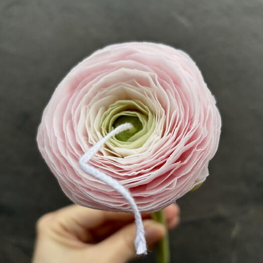 Свеча ранункулюс ручной работы из соевого воска