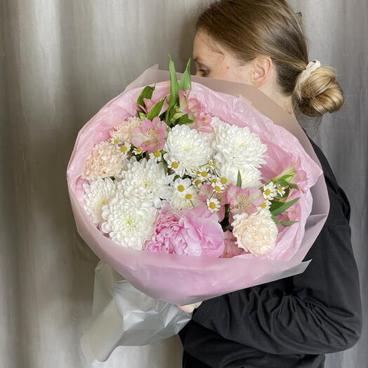 Нежный букет с пионом, альстромерией и хризантемой