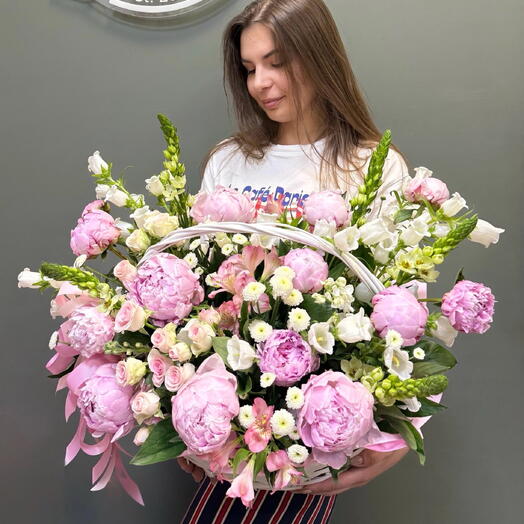 Корзина с пионами