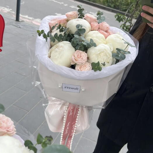 Букет с белыми пионами и кустовой розой 🌸 Пионы