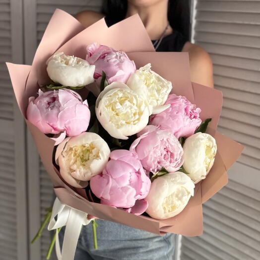 Микс розовых и белых пионов