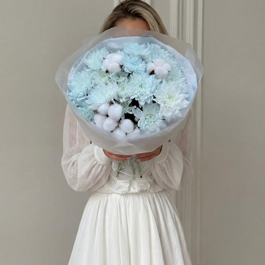 Букет с голубыми кустовыми хризантемами (5 веток) и хлопком от XOFLOWERS