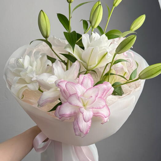 Нежный букет с ароматными лилиями 💓