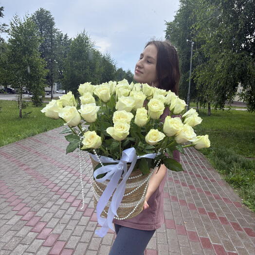 Королевская корзина 35 белоснежных роз