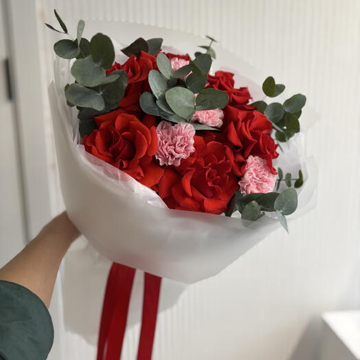 БУКЕТ ИЗ КРАСНЫХ РОЗ И ЭВКАЛИПТА